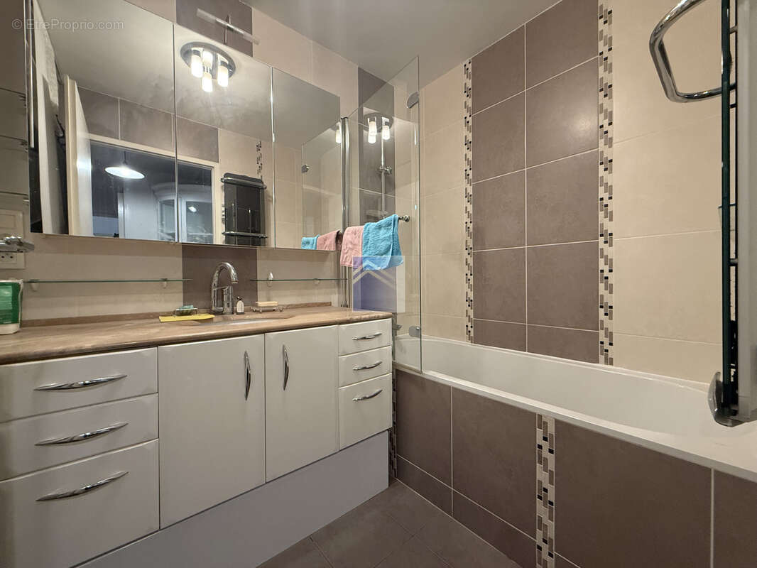 Appartement à COURBEVOIE