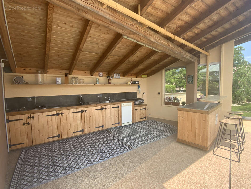 Villa plain pied sur 1000 m2 de terrain avec piscine. - photo 3
