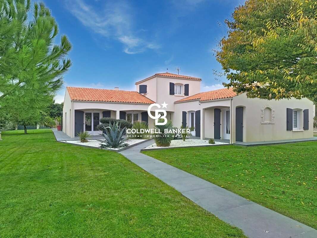 Maison à SAINTE-RADEGONDE-DES-NOYERS