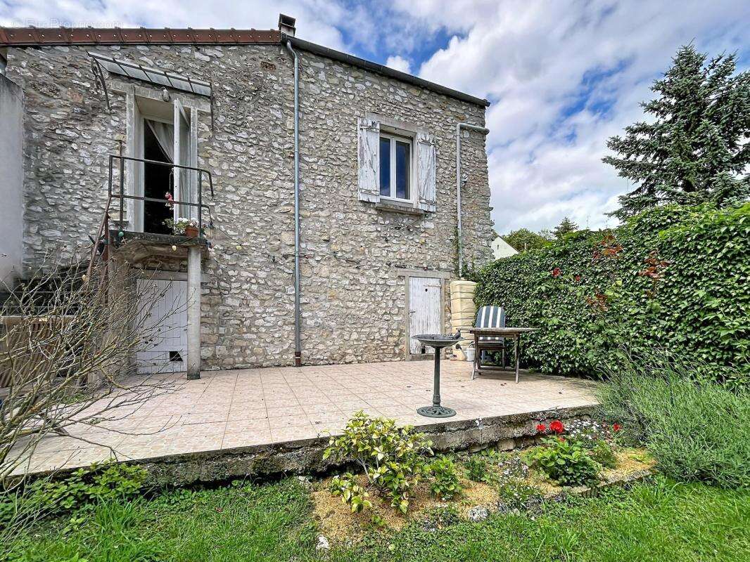 Aulnay-sur-mauldre – maison en pierre de charme avec jardin, terrasse et caves voûtées - photo 3