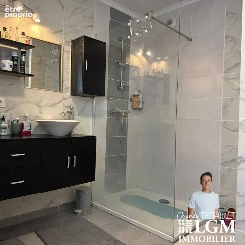 Maison lumineuse 3 chambres – Extérieurs soignés, spa et grande pièce de vie - photo 6