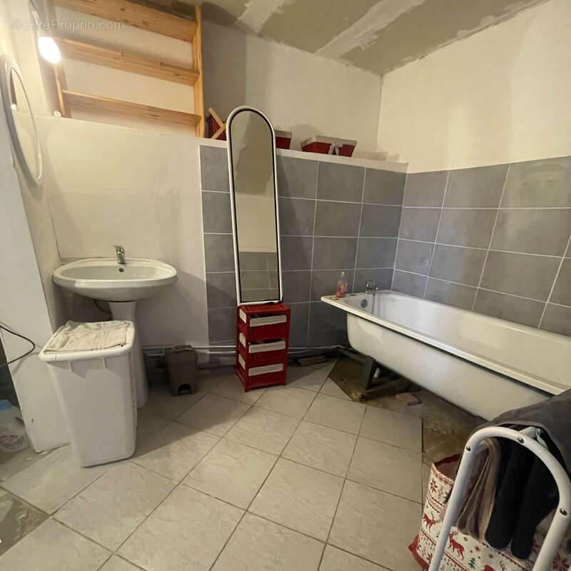Sury-en-Vaux, située proche des commerces dans un - photo 7