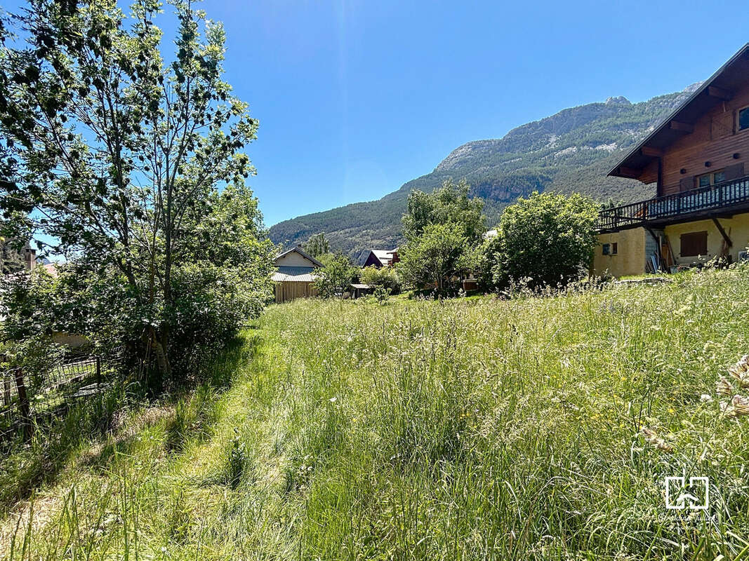 Terrain à SAINT-MARTIN-DE-QUEYRIERES