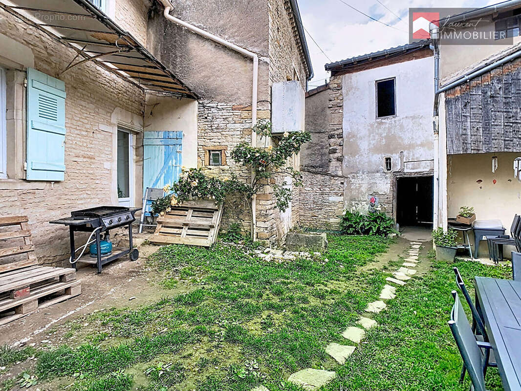 Maison de village en pierre au coeur de Viré - 71260 VIRE - photo 11