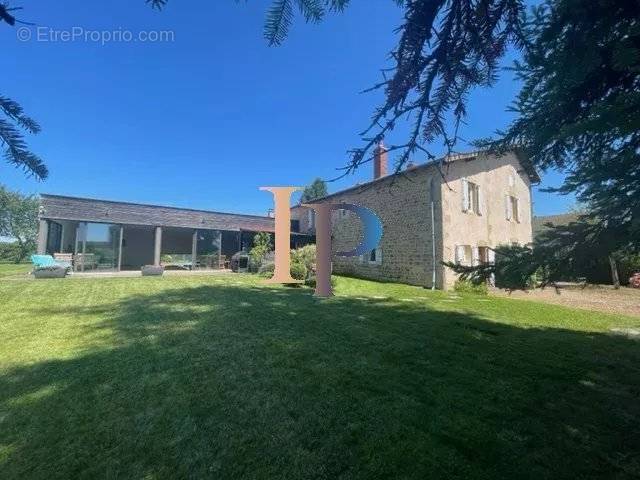 Maison à SAINT-CHRISTOPHE-EN-BRIONNAIS