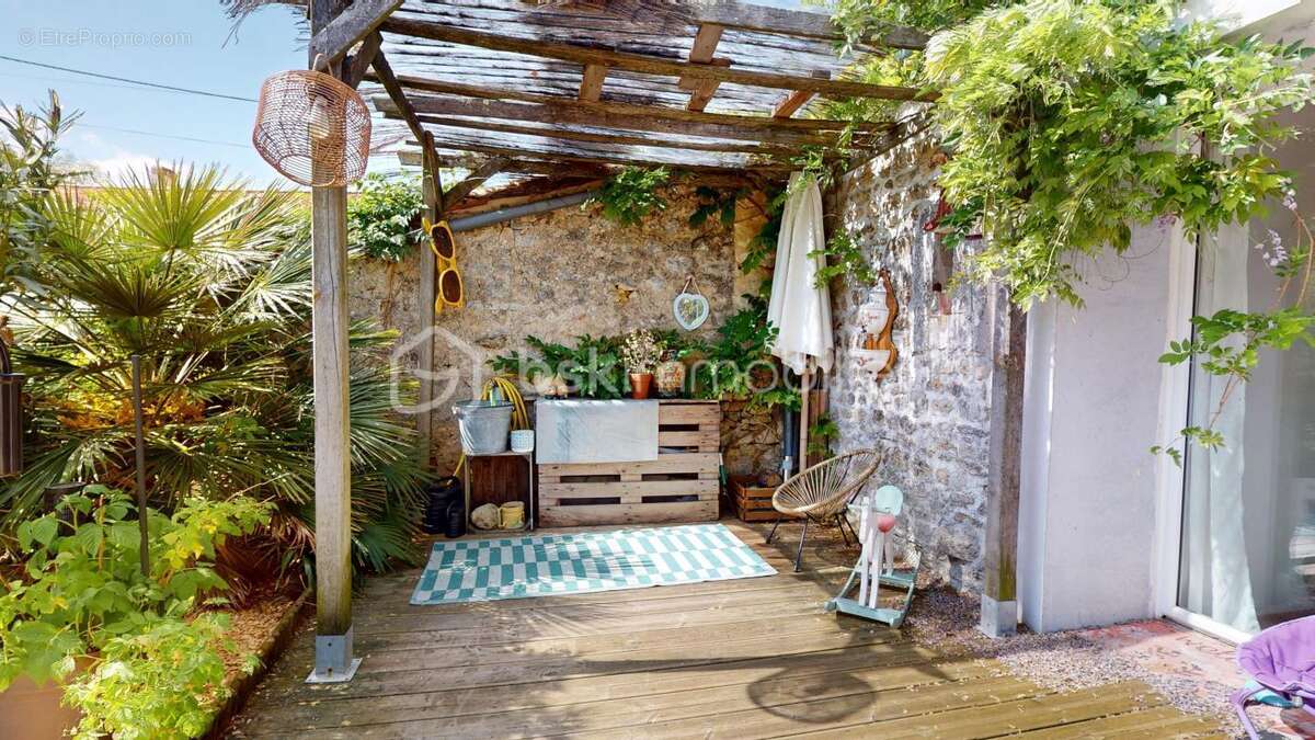 Maison à LA GRIPPERIE-SAINT-SYMPHORIEN
