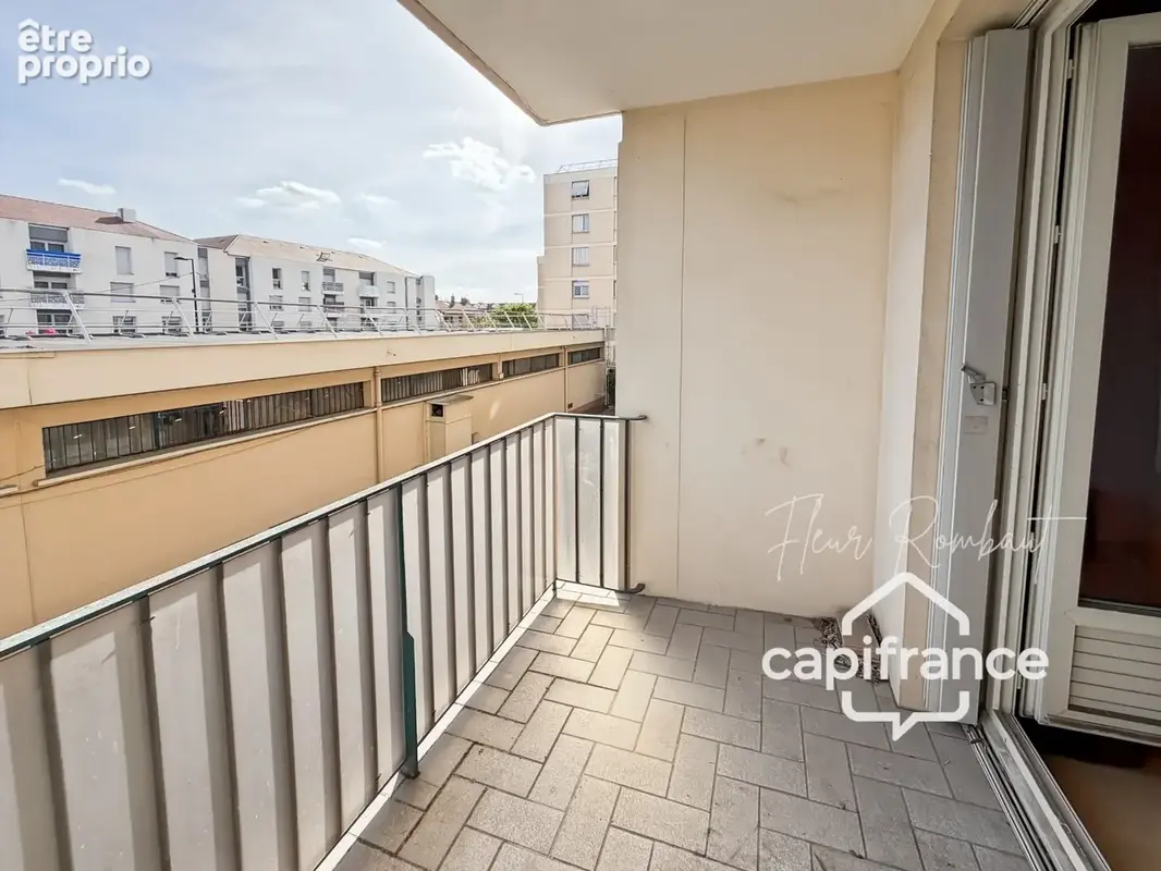 Appartement 2 pièces lumineux avec loggia, balcon, cave et parking proche gare - photo 2