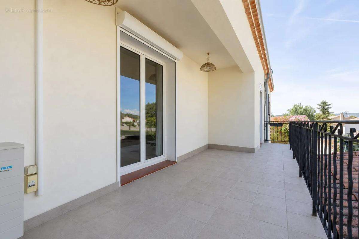 Maison de 9 pièces de 246 m² à Velaux - photo 9