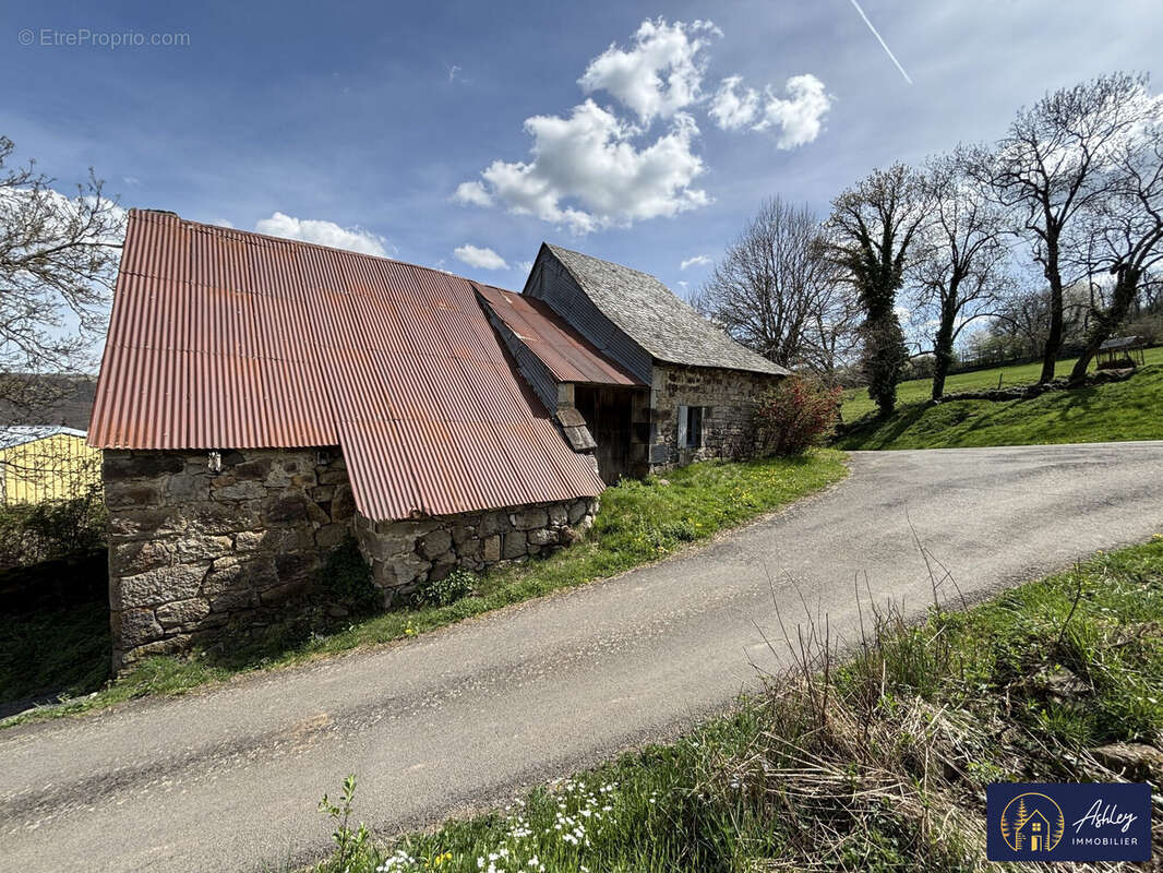 Maison 1 pièce - MENET (Cantal)  - Maison à MENET