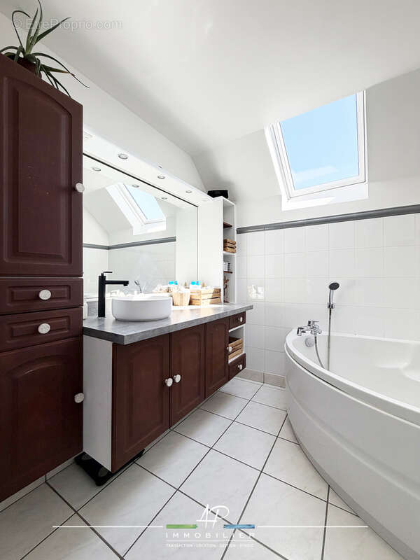 Maison ancienne rénovée avec soin - Charme et confort au rendez-vous - photo 10