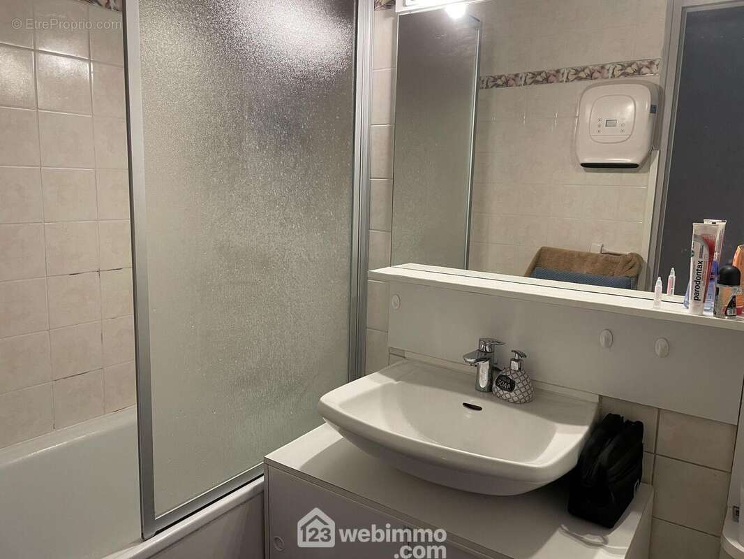 Salle de bain avec vasque. - Appartement à JARD-SUR-MER