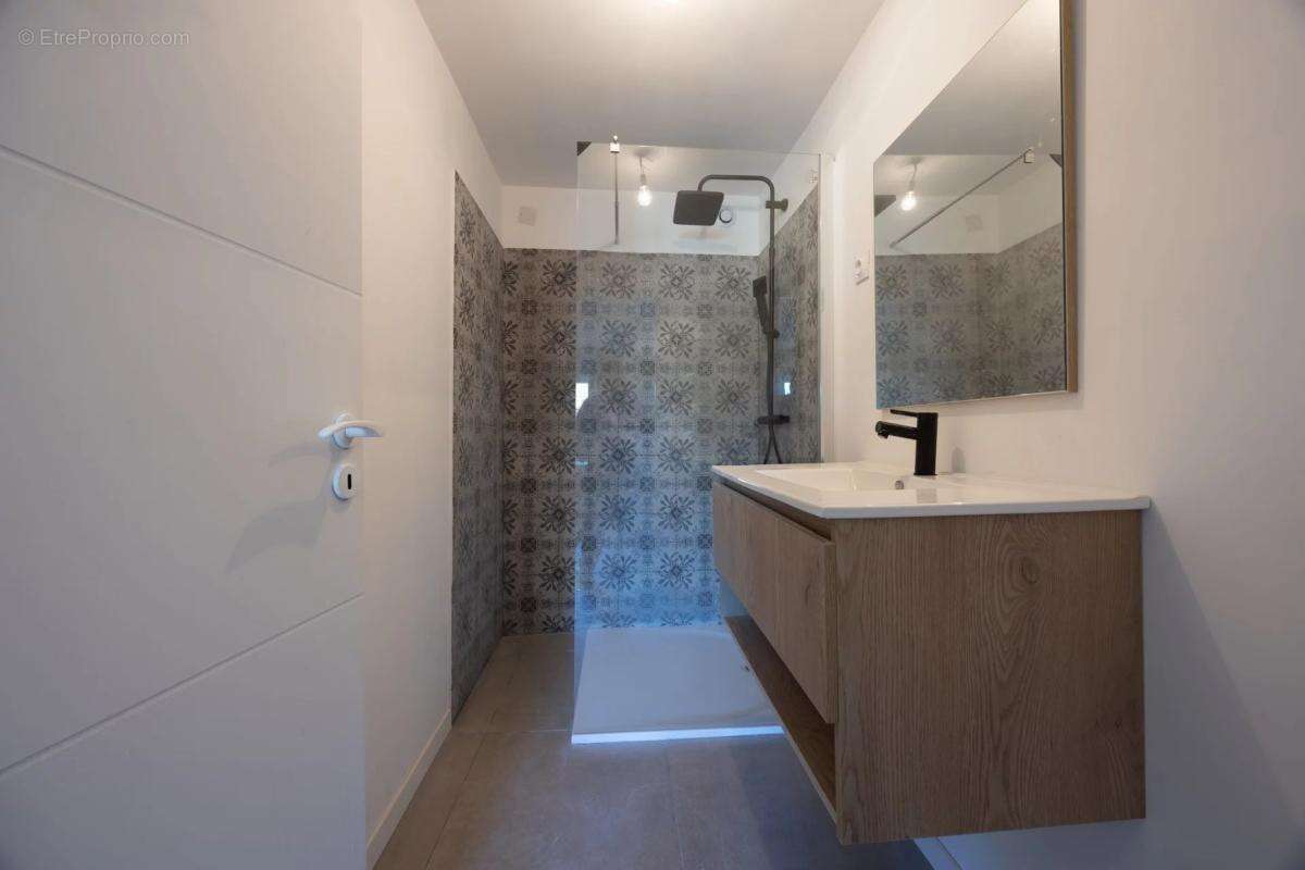 Appartement à LE PUY-SAINTE-REPARADE