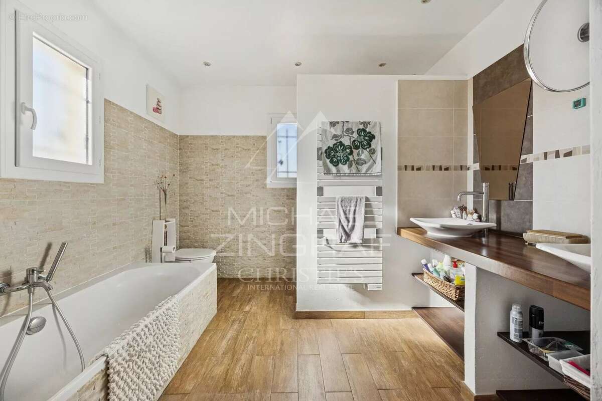 Maison à SAINT-CEZAIRE-SUR-SIAGNE