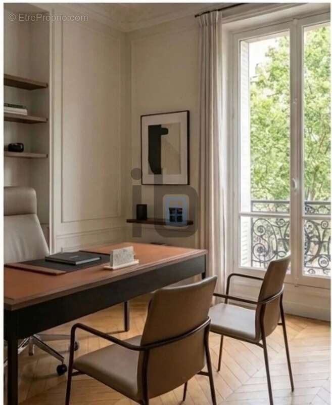 Commerce à PARIS-8E
