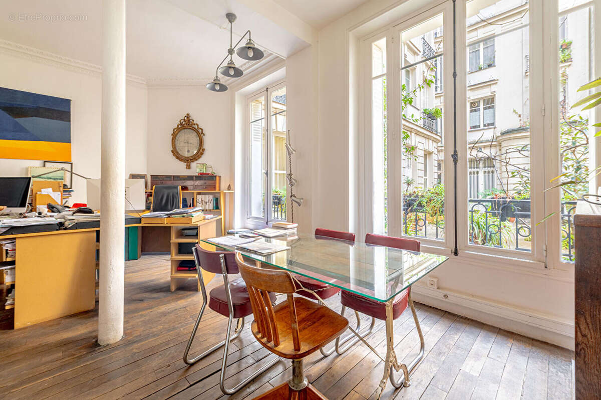 Paris IX - Esprit Ancien « atelier d'architecte » sous verrière Eiffel - Appartement / Loft de caractère USAGE HABITATION ET LOC - photo 9