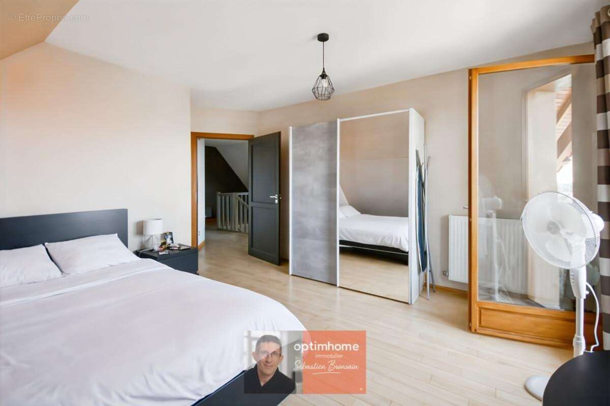 Dole – Grande maison familiale de 295 m² avec 7 chambres et jardin de 1 700 m² - photo 12