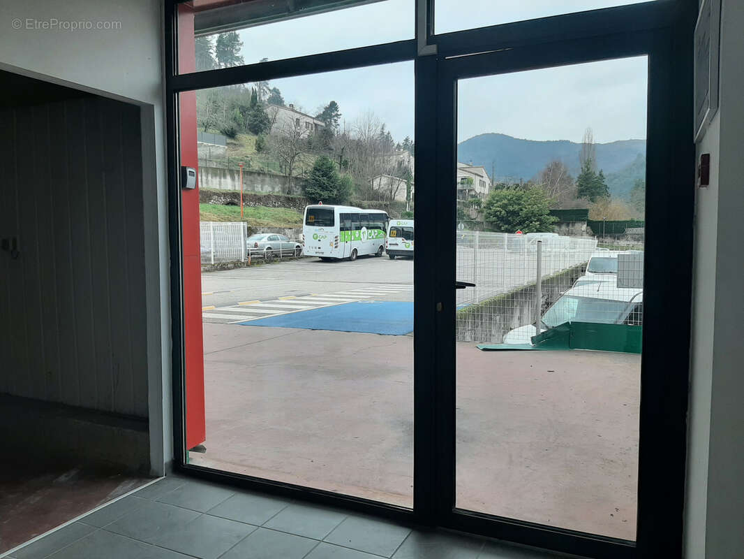 Commerce à SAINT-SAUVEUR-DE-MONTAGUT