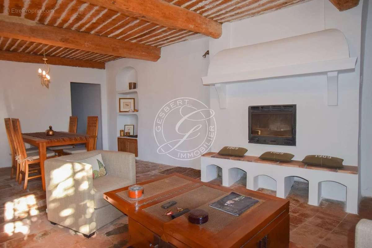 Appartement à VILLECROZE