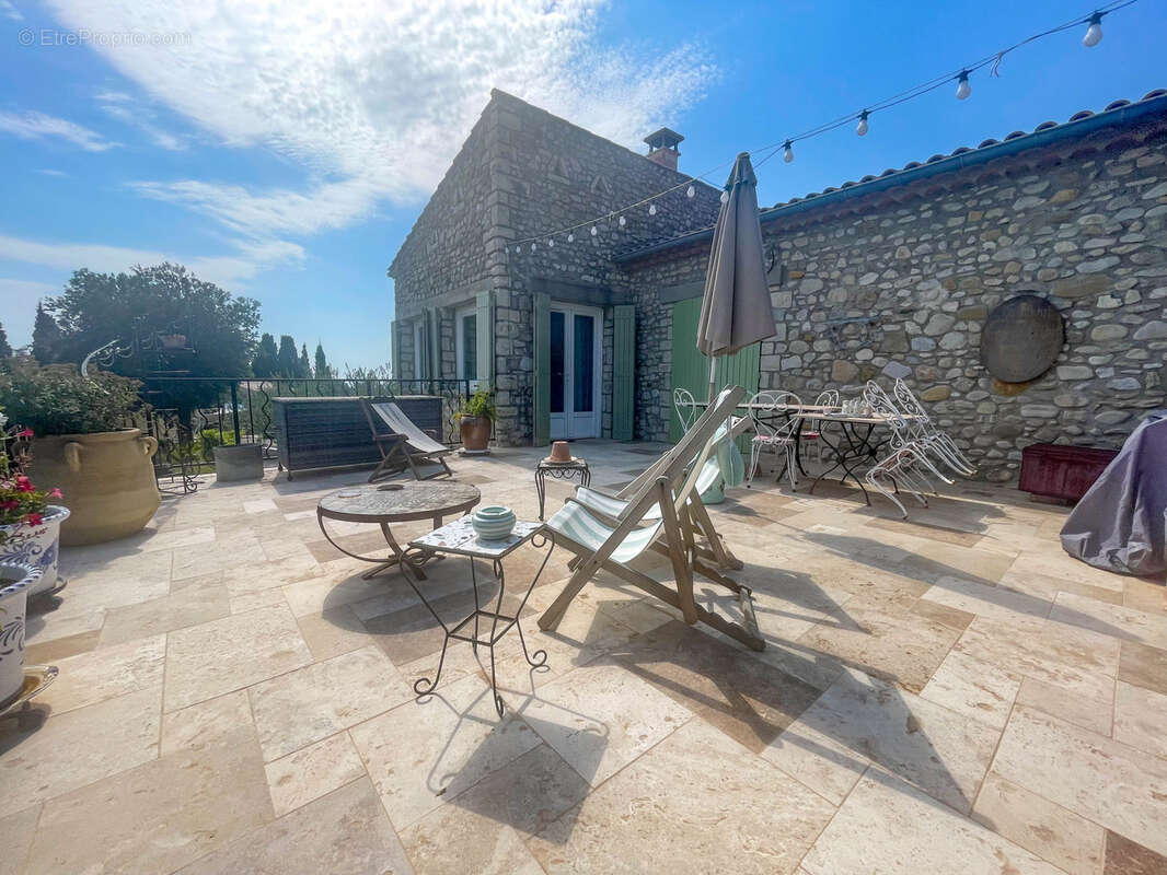 Maison à SAINT-PANTALEON-LES-VIGNES