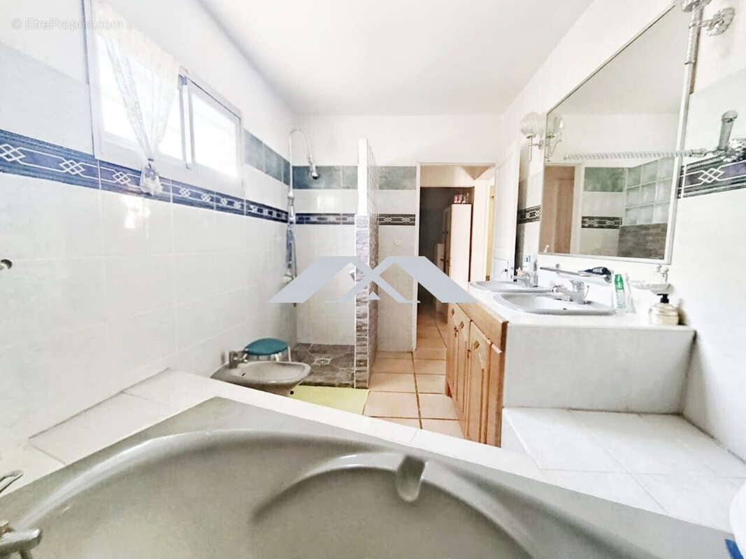 Maison 205 m² à Saint-Louis  - photo 8