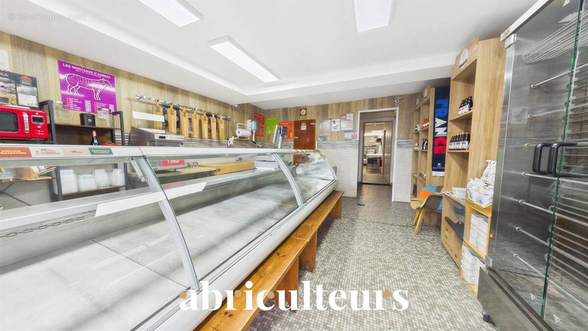 Commerce à SAINT-JEAN-D'ANGELY