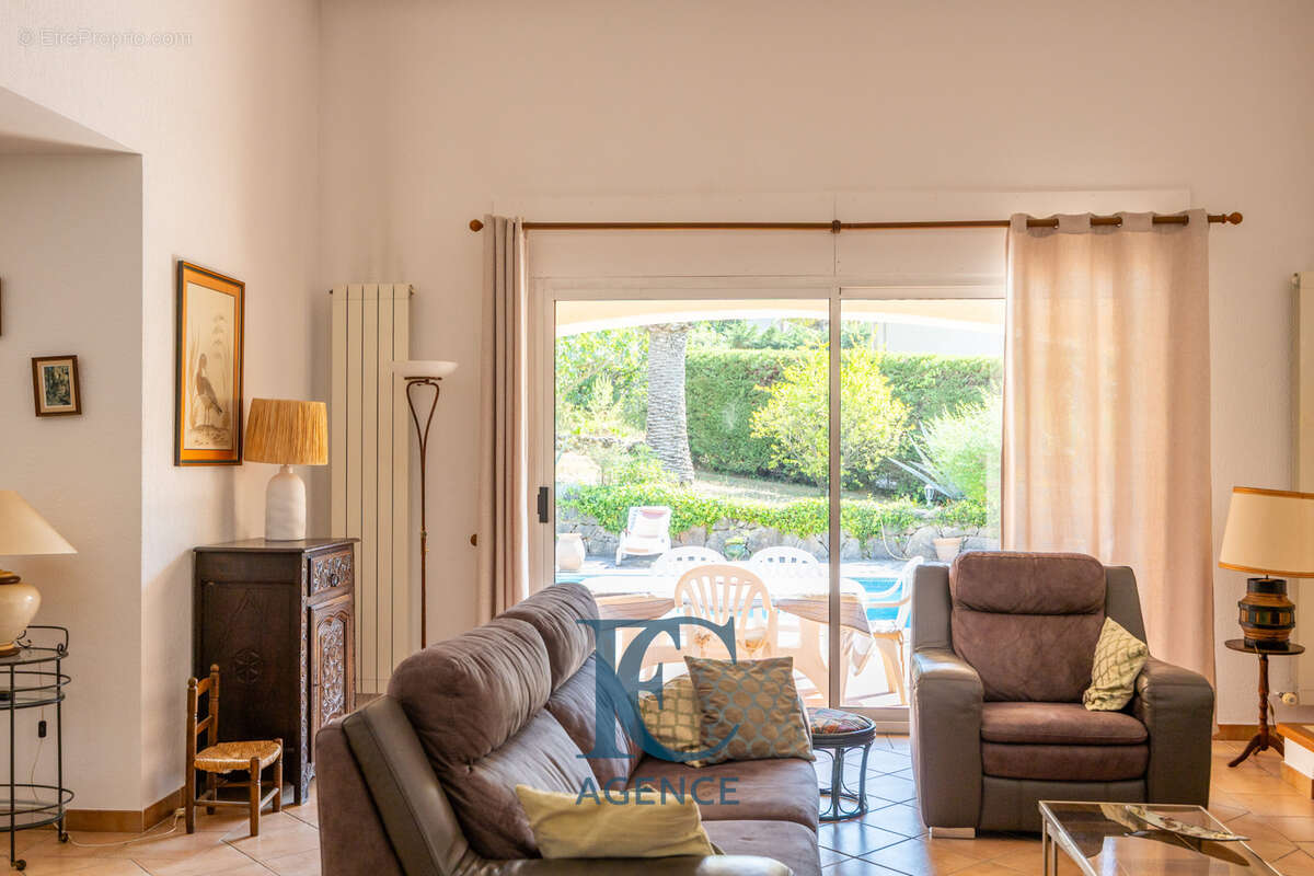 Maison de 190 m2 au coeur de la pinède de La Cride - photo 4