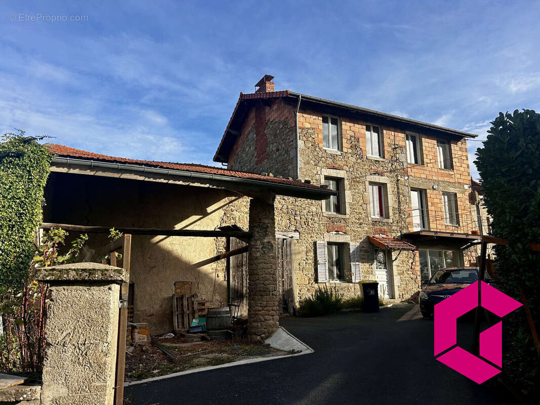 Maison à SAINT-JEAN-DES-OLLIERES