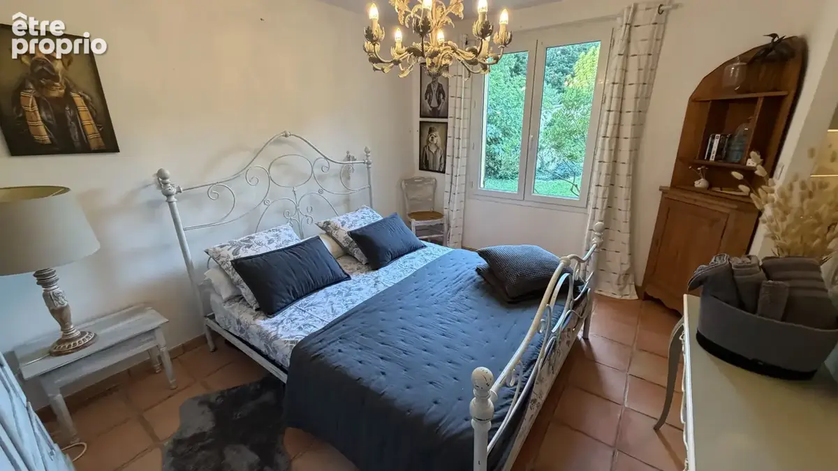 Villa avec piscine sur 2700 m² de jardin, clos, arboré et paysagé. - photo 10