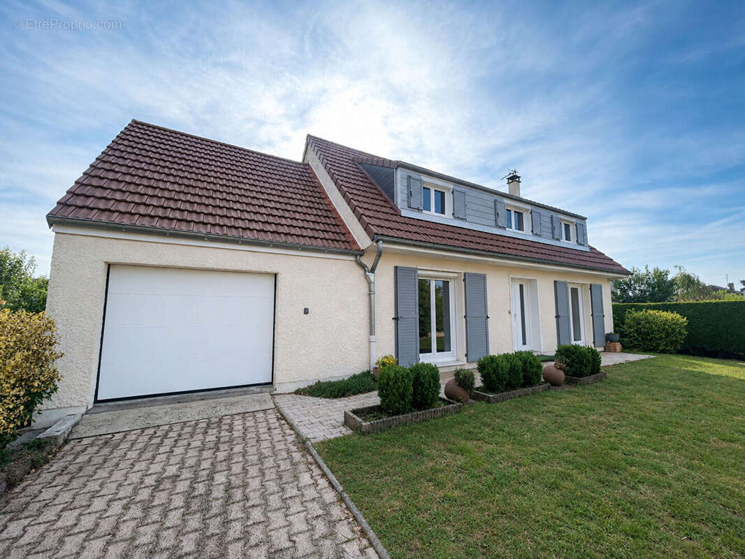 Maison familiale au Coteau de 130 m² avec 4 chambres, bureau, piscine au sel, terrain de 1200 m² et grand garage. - photo 2