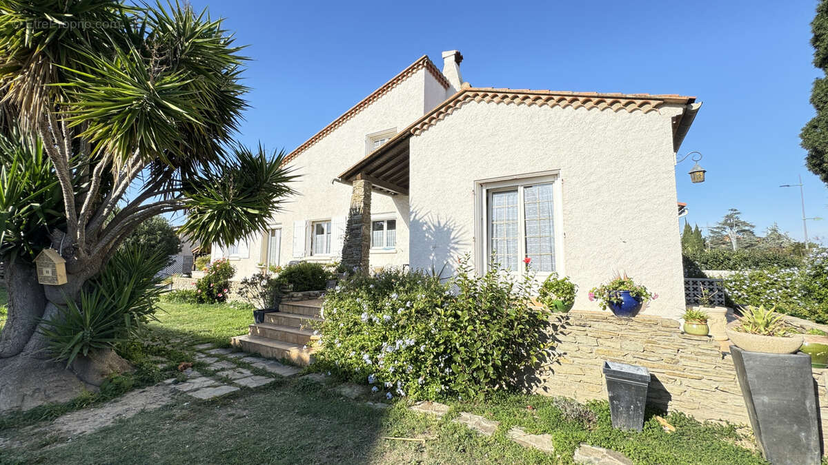 Maison à SAINT-LAURENT-DE-LA-SALANQUE