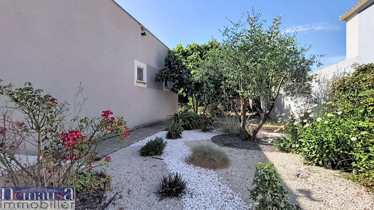 POULX, Villa contemporaine de plain-pied 156 m2, 4 chambres, Studio indépendant de 20m2, Piscine, DPE B - photo 13