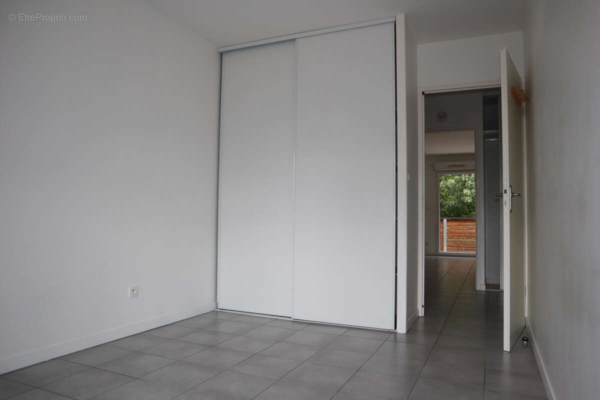 MERIGNAC ARLAC - Superbe T3 (63m2) ouvrant sur Parc Tenet avec belle Loggia + 1 Garage et 1 Parking - photo 8