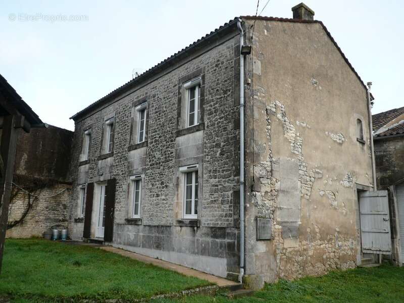 Maison à SEGONZAC