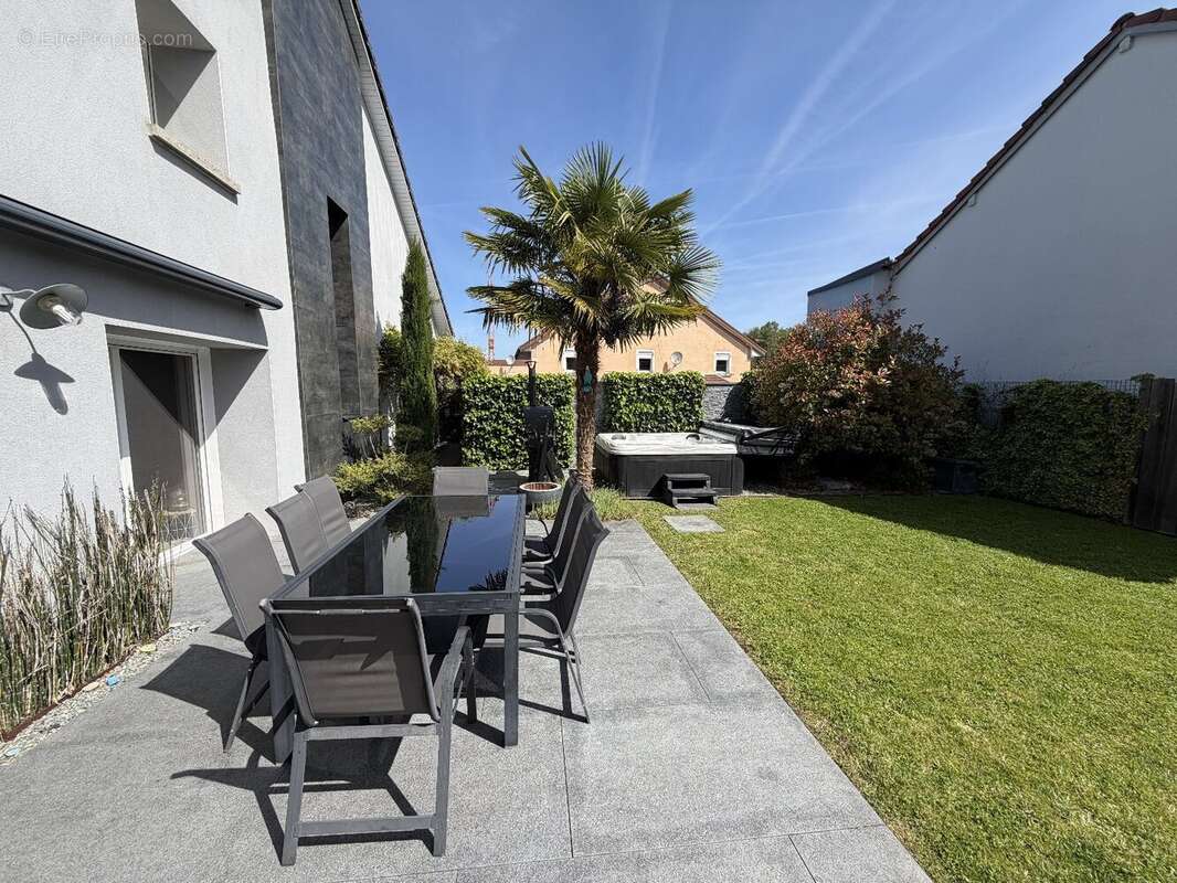 Maison familiale rénovée de 170 m2 avecpiscine, jacuzzi et suite parentale, au calme. - photo 2