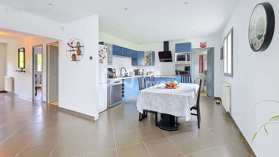 Maison 230 m² à Villeneuve-Le-Comte  - photo 9