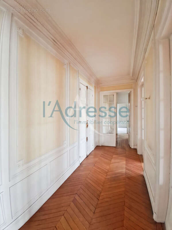 Appartement à PARIS-16E