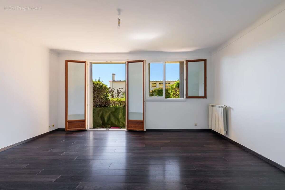 Appartement à SAINT-LAURENT-DU-VAR