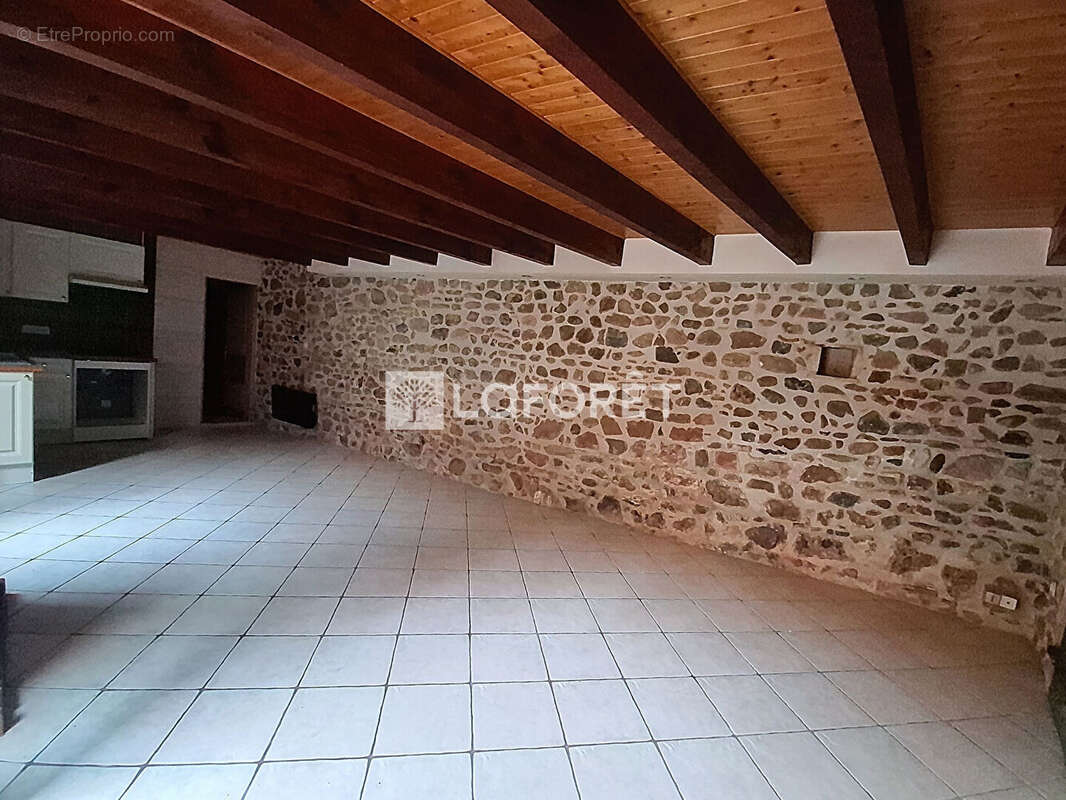 Maison à LA CHAPELLE-DE-GUINCHAY