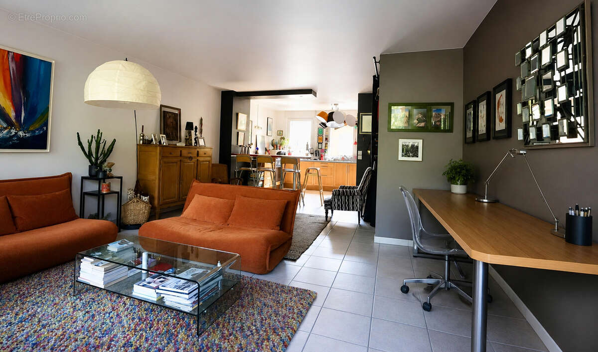 Élégante maison avec terrasse paysagée, garage et stationnements - photo 2