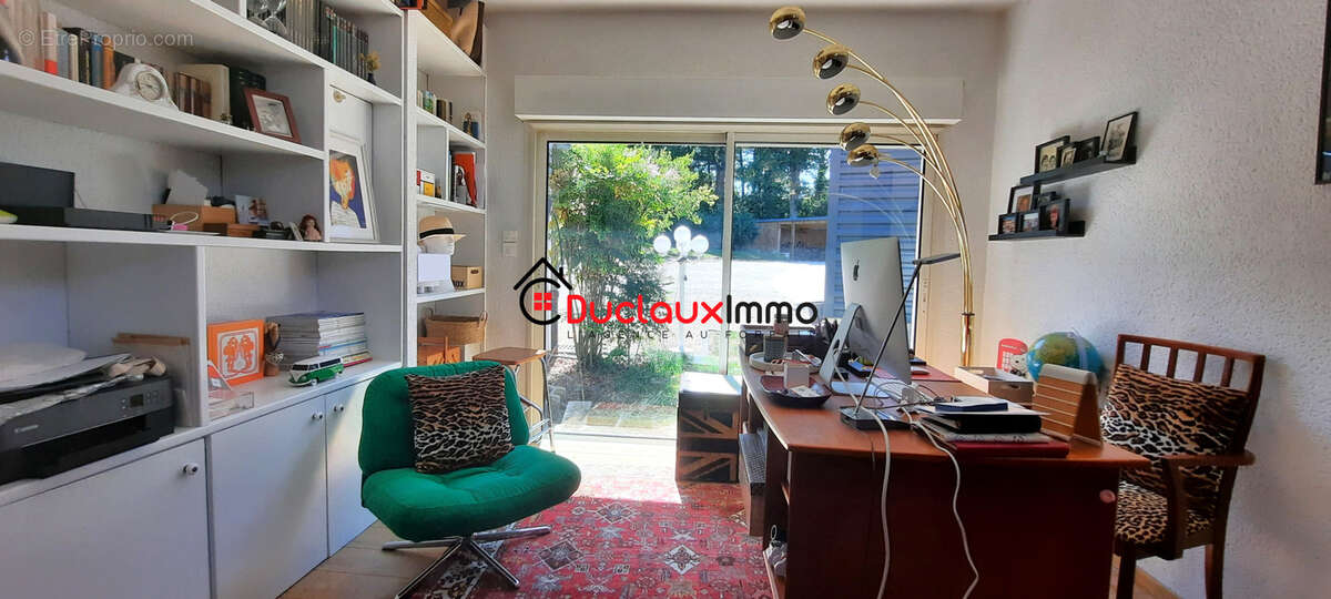 Grande maison individuelle de plain-pied avec piscine et vaste terrain arboré - photo 15