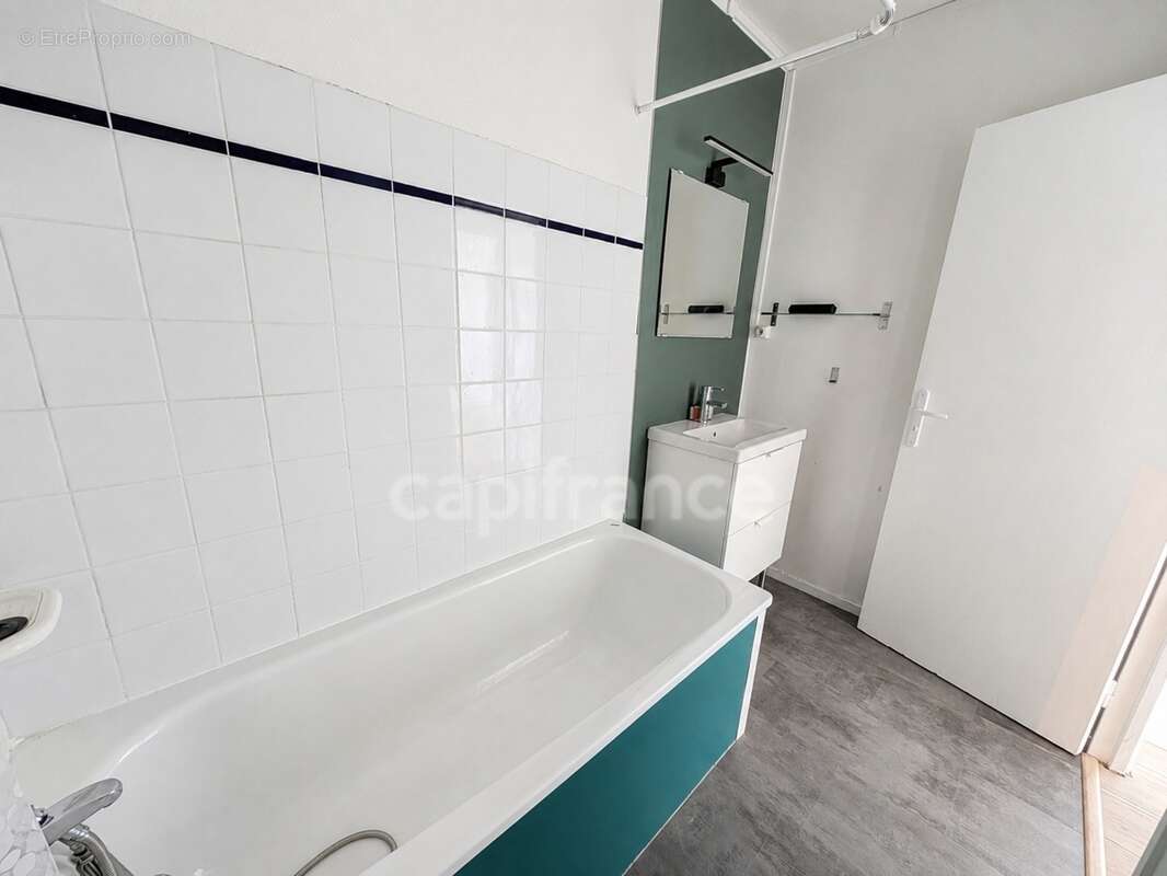 Appartement F3 avec loggia et parking - proche commerces et gare - photo 9