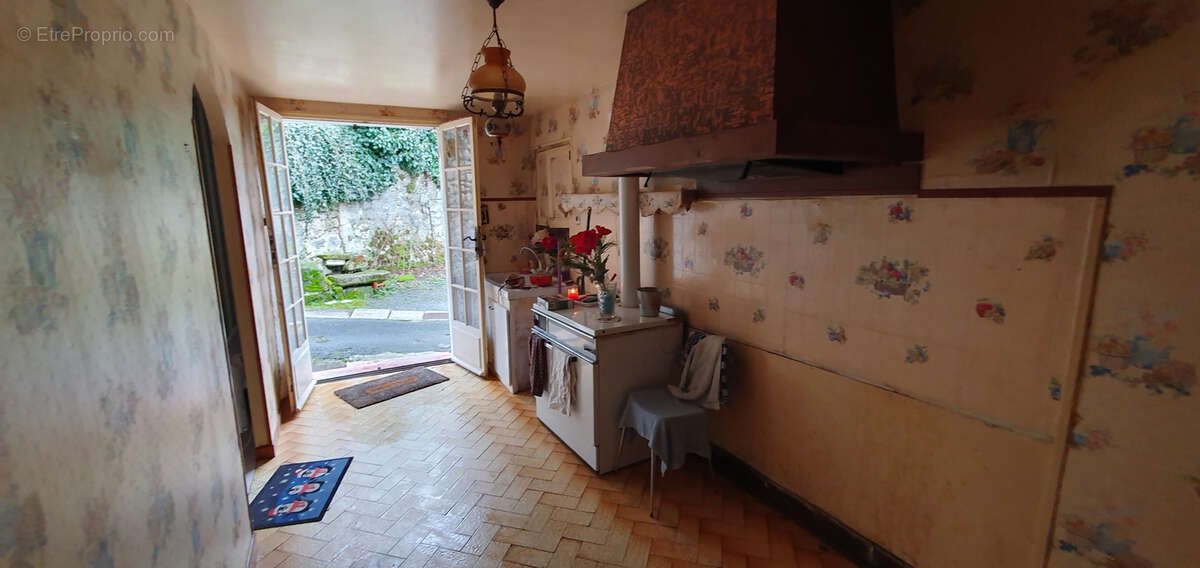 Maison à SAINT-MEME-LES-CARRIERES