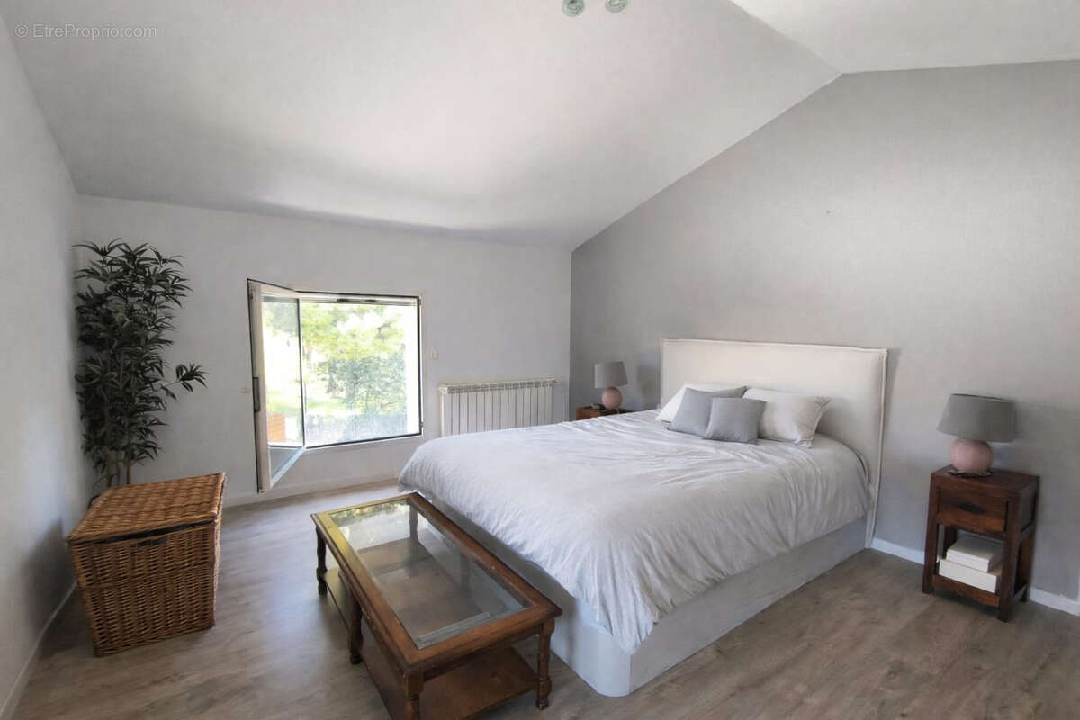 Maison à LA BASTIDE-DES-JOURDANS