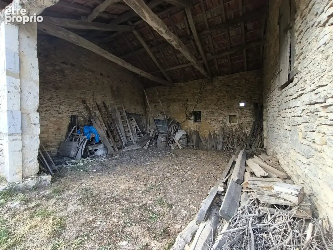 Deux granges en pierre a restaurer sur un terrain de 7195 m2. Puits - photo 6
