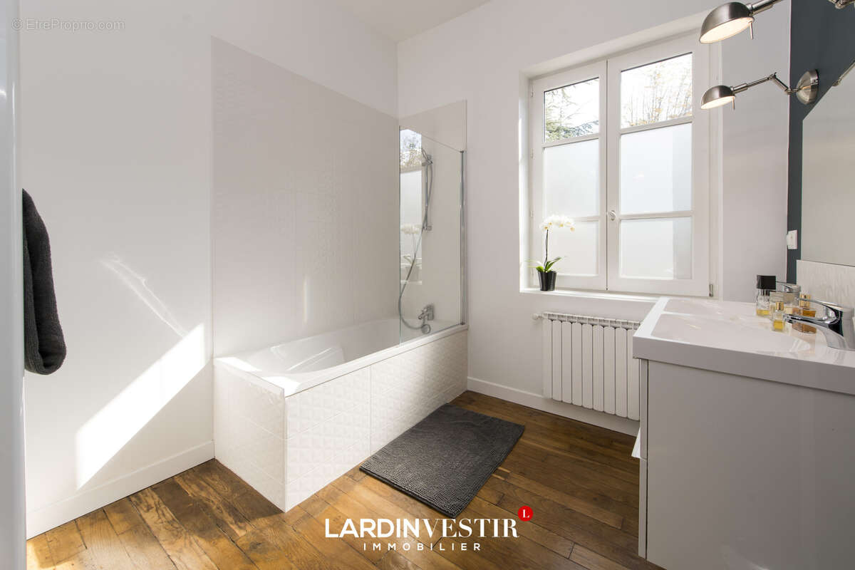 Maison à SAINT-GENIS-LAVAL