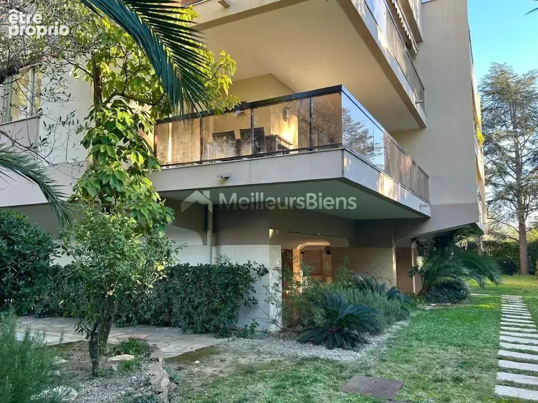 Cannes  : Grand 3 pièces de 98 m2, avec terrasse, garage et piscine - photo 2
