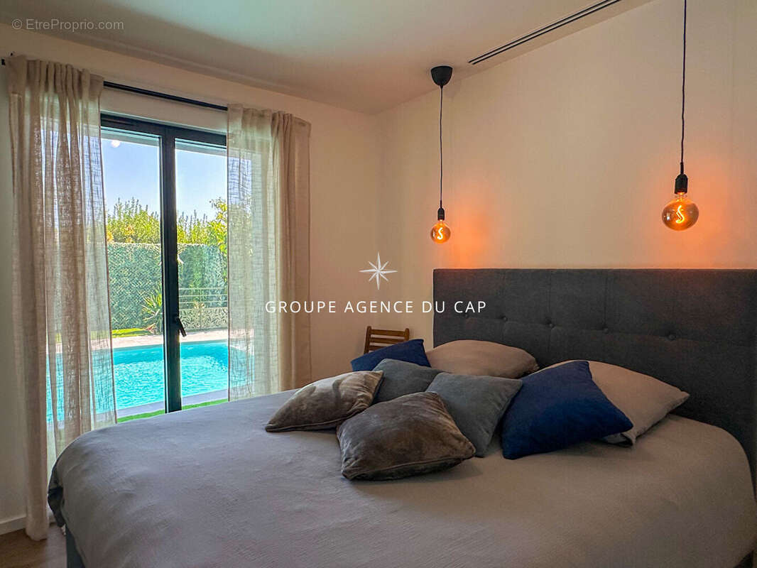 A vendre villa vue mer environ 200 m2 entierement renovee offrant 5 chambres dont 4 en suite piscine garage a saint aygulf - photo 15