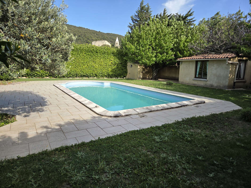Maison à SAINT-PANTALEON-LES-VIGNES