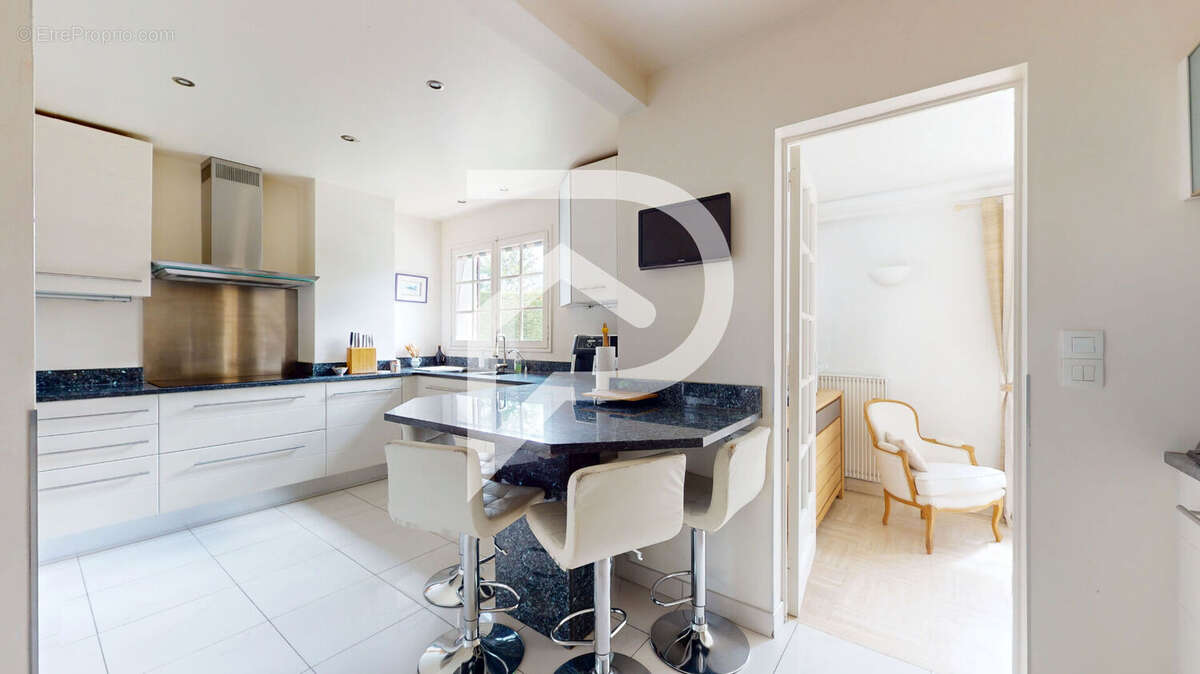 RARE - Coeur de Marly-le-Roi maison familiale de 6 chambres avec double séjour, jardin, garage - photo 11