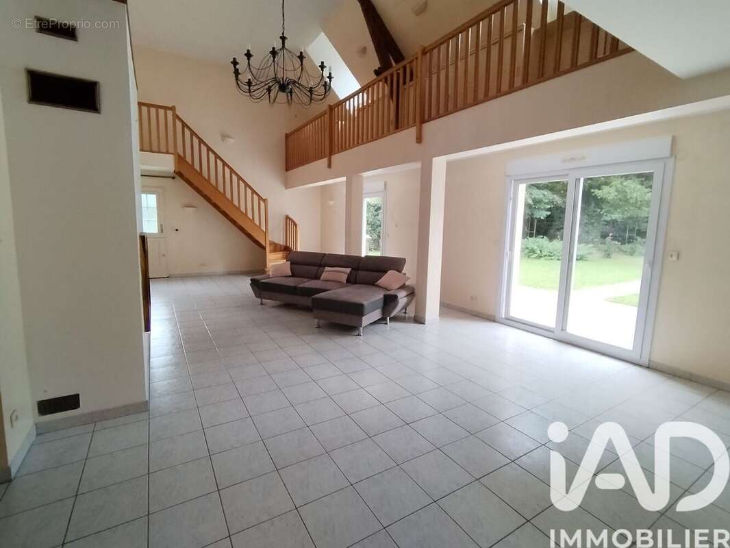 Maison 206 m² à Crevecoeur-Le-Grand  - photo 6